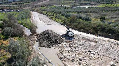 Mersin Akdeniz’de Dere Yatakları Düzenleniyor, Yollar Güçlendiriliyor
