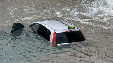 Antalya Serik’te Otomobil Irmağa Uçtu: 3 Kişi Kendi İmkanıyla Kurtuldu