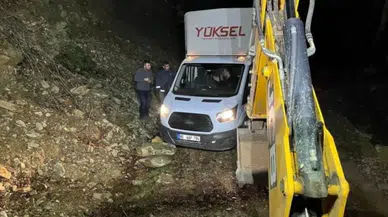 Navigasyon yanıltınca dağ yolunda mahsur kaldılar: Çamura saplanıp yardım beklediler