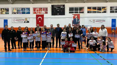 Zara’da Küçükler Badminton Müsabakalarında Kupa ve Madalya Heyecanı