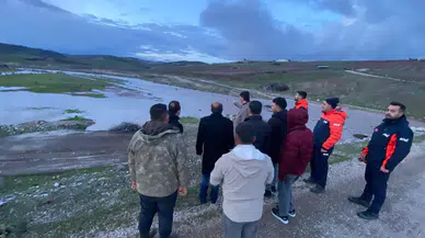 Traktörle Çayı Geçmek İstedi, Az Kalsın Canından Oluyordu!
