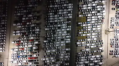Gece Mesaisi: Yüzlerce Sıfır Araç Limana İndirildi