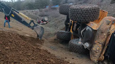 Akılalmaz Kaza: Önce Traktör Sonra Kepçe Devrildi!