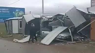 Bursa'da Feci Çarpışma: Savrulan Araç Prefabriği Parçalara Ayırdı