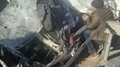 Sivas’ta Ticari Araç Bariyere Çarptı!
