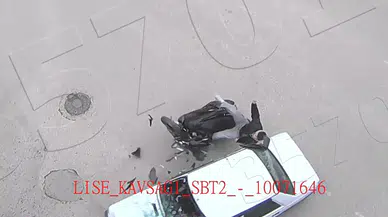 Motosiklet ile Otomobil Çarpıştı: Kaza Anı Kamerada