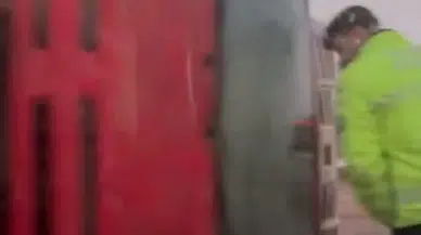 İnegöl'de Kamyon Fabrika Duvarına Çarptı: 2 Kişi Yaralandı