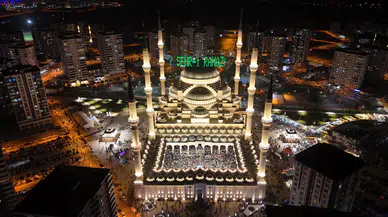 Kadir Gecesi’nde Şahinbey Millet Camii’nde Sakal-ı Şerif Ziyareti