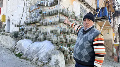 Evinin Duvarını Tarlaya Çevirdi! İlginç Soğan Üretimi