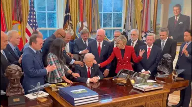 Donald Trump için Oval Ofis’te dua! Savaş geriliminde dikkat çeken görüntüler