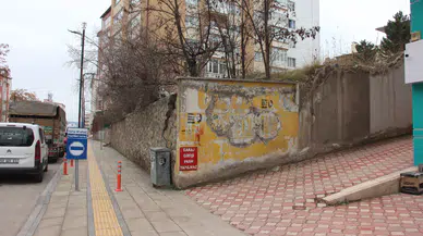 Sivas Mevlana Caddesi’nde Tehlike: Çatlayan Duvar Tedirgin Ediyor