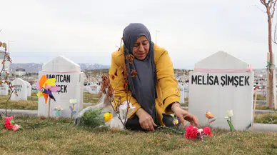 Katledilen Şimşek Kardeşlerin Annesi Mezar Başında: Sivas'ta Buruk Bayram