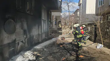 Apartman Bahçesinde Yangın Panği! Kahraman Polis Alevlere Daldı