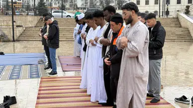 Yağmura rağmen dışarıda saf tuttular: 4 asırlık camide bayram namazı kıldılar