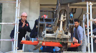 İnşaatta Dengesini Kaybeden İşçi Vinçle Kurtarıldı