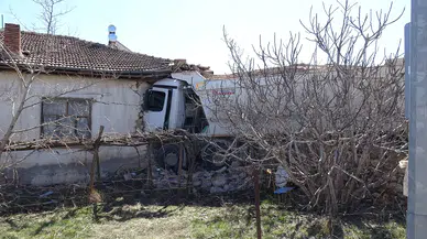 Freni Boşalan Kamyon Müstakil Evi Yerle Bir Etti: 1 Yaralı