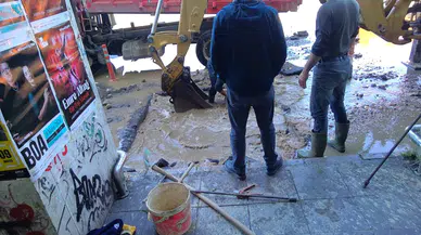 Kadıköy Rıhtım’da su borusu patladı: Cadde göle döndü
