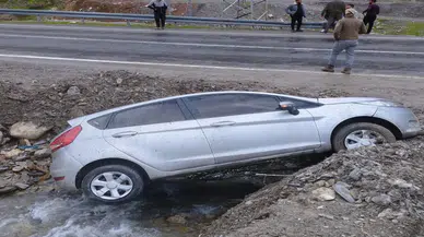 Hakkari’de Otomobil Kanala Uçtu: 2 Kişi Yaralandı