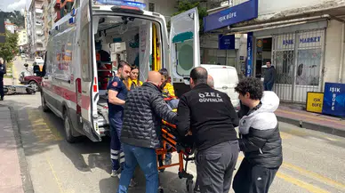 Kızılay Caddesi'nde Hareketli Dakikalar: Motosiklet Otomobille Çarpıştı