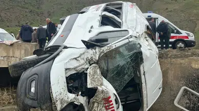 Minibüs dere yatağına yuvarlandı