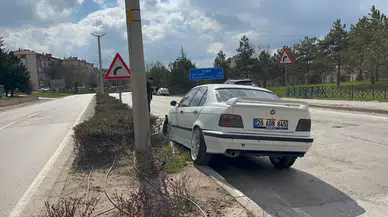Eskişehir’de Trafik Kazası: Otomobil Refüje Çıktı, Sürücü Yaralandı