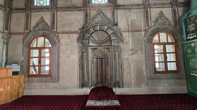 222 Yıllık Camide Floresan Ayıbı: Görüntüler Tepki Çekti!
