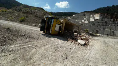 Bilecik’te Taş Yüklü Kamyon Devrildi: 2 Kişi Yaralandı