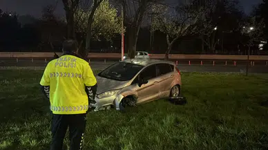Otomobil Kaldırıma Çıktı, Sürücü Sırra Kadem Bastı