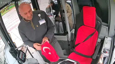 Şoförden Alkış Toplayan Hareket: Yerdeki Bayrağı Kaldırdı