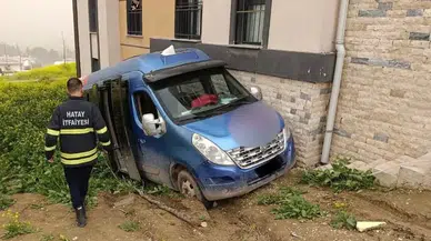 Hatay Kırıkhan’da Minibüs Devrildi: 2 Kişi Yaralandı