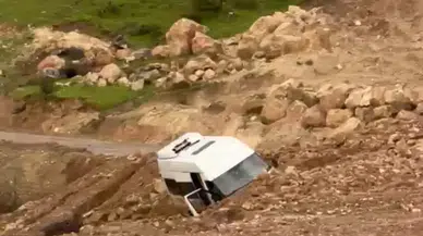 Siirt Kurtalan’da Heyelan: Minibüs Yolda Mahsur Kaldı