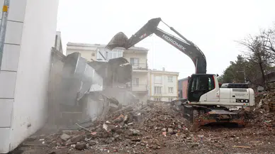 Sivas’ta Riskli Metruk Bina Kontrollü Şekilde Yıkıldı