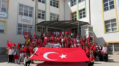 Altınyayla’da 23 Nisan Coşkusu Bayrak Yürüyüşüyle Kutlandı