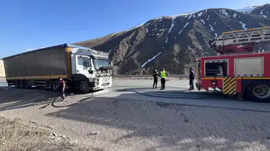 Sivas’ta Seyir Halindeki Tır Alevlere Teslim Oldu