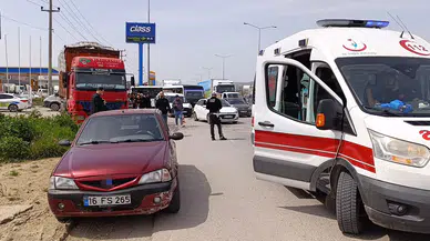 Bursa’da Feci Kaza: 3 Otomobil Kamyona Çarptı