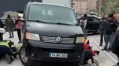 Trafik Kazasında Minibüs Altında Kalan Kadın Kurtarıldı