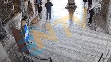 Ayasofya’da Provokatif Bayrak Olayı: Güvenlik Müdahale Etti