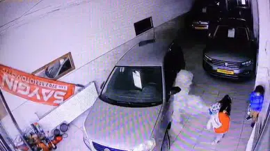 Yangın Tüpüyle Oynayan Çocuklar Oto Galeride Korku Dolu Anlar Yaşattı
