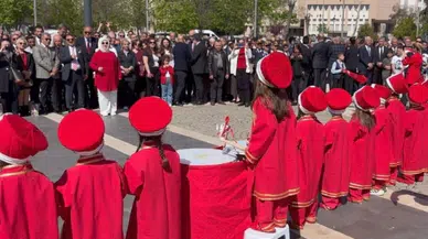 Gaziantep'te 23 Nisan töreninde CHP yönetimi, mehter gösterisine sırtını döndü