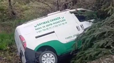 Sivas'ta cenaze nakil aracı şarampole uçtu