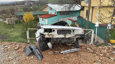 Kontrolden Çıkan Araç Direğe Vurdu: Hurdaya Döndü!