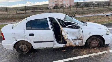 Otomobil yağmurun kayganlaştırdığı yolda takla attı