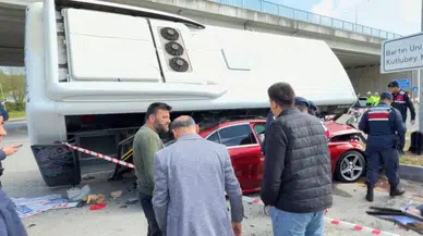 Halk otobüsü otomobilin üzerine devrildi: 46 kişi yaralandı