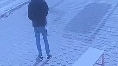 Ergani’de Otomobil Kaldırıma Daldı: 2 Öğrenciye Çarptı