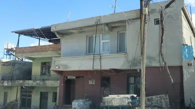 Annesine sopayla saldıran şahıs, araya giren eşini defalarca bıçaklayarak öldürdü