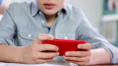 Okullarda telefon kullanımını yasaklayacak