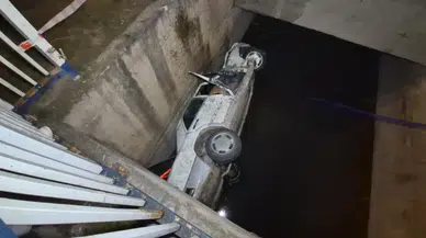Kontrolden çıkan otomobil sulama kanalına uçtu