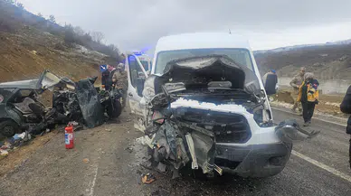 Katliam Gibi Kaza: Öğretmen Servisi ile Otomobil Çarpıştı