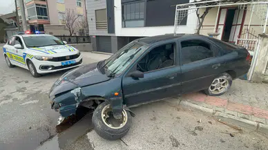 Karaman’da Kontrolden Çıkan Otomobil Levhaya Çarptı