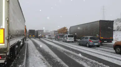 Nisan ayında kış geri geldi: Erzincan-Sivas kara yolu kar nedeniyle ulaşıma kapandı